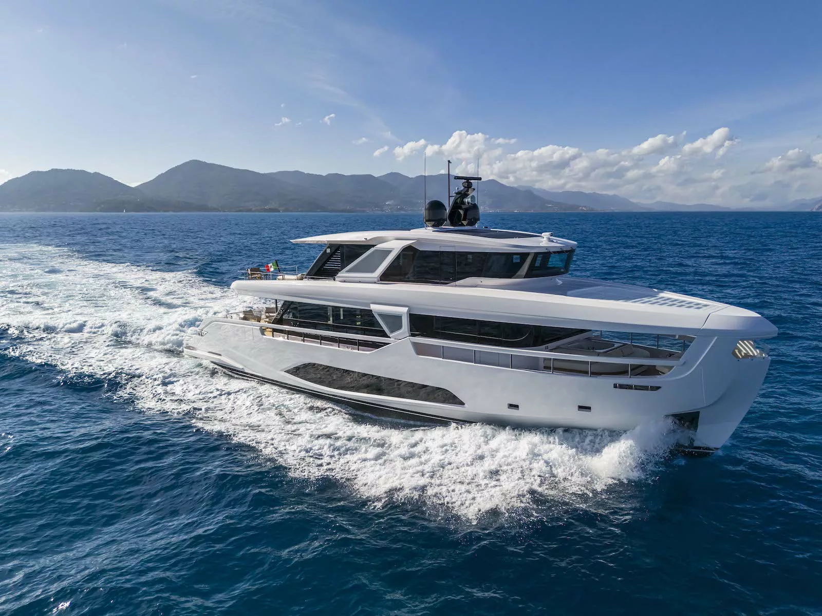 Ferretti Yacht InFYnito 90