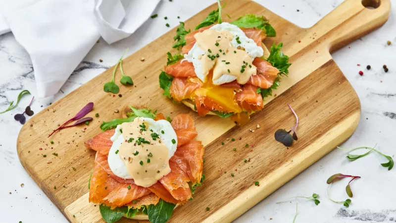 uovo alla benedict con salmone norvegese affumicato