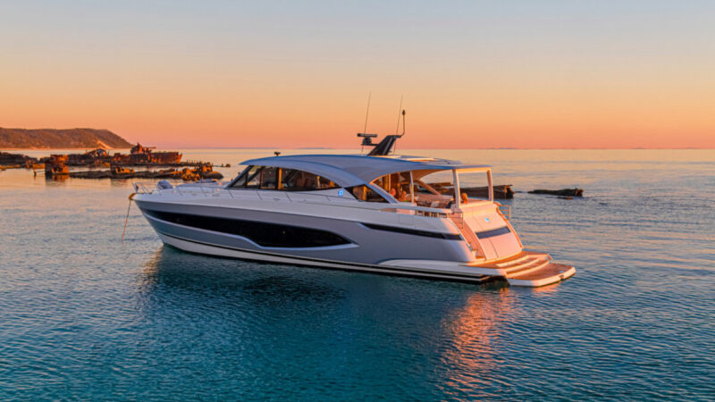 Riviera 6800 Sport Yacht