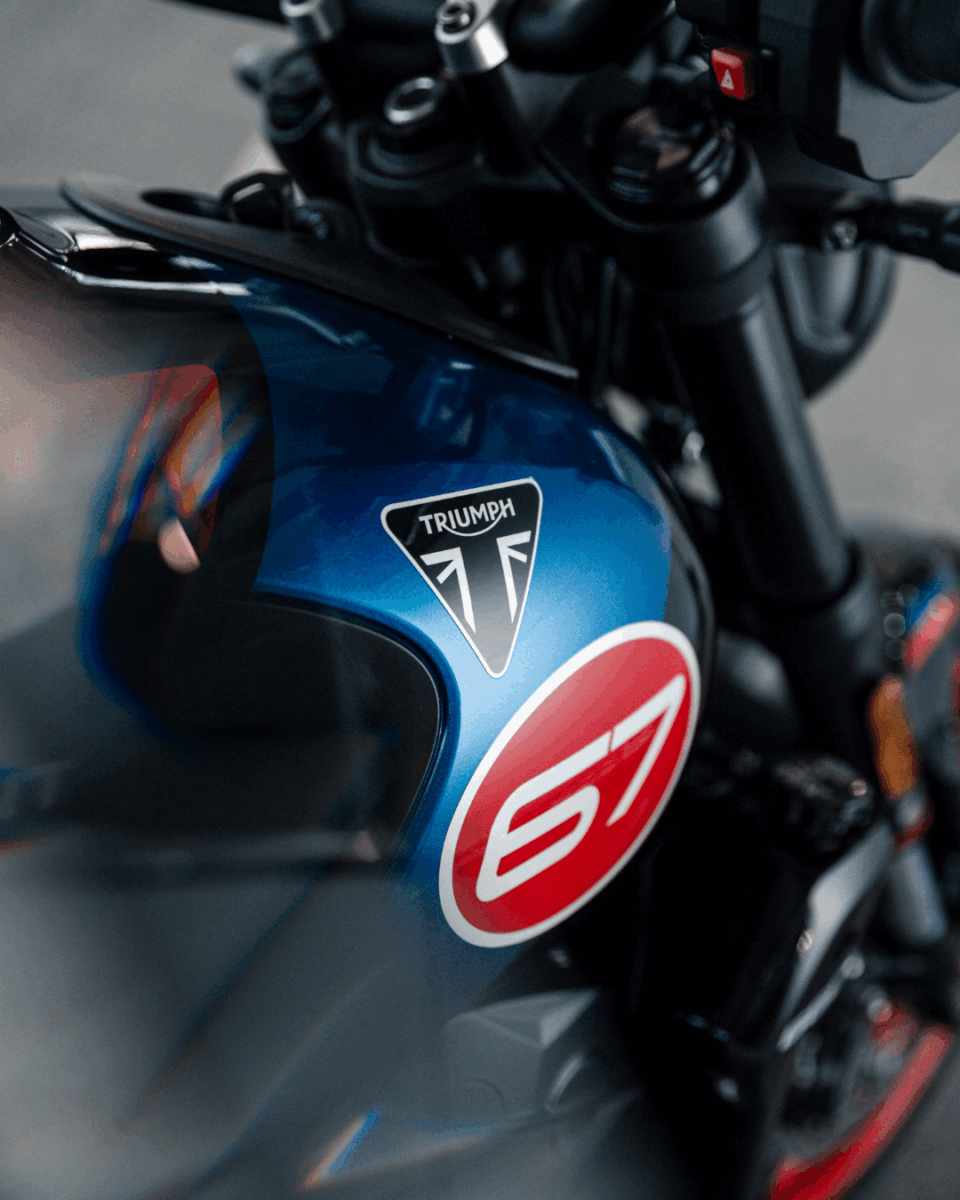 Stile racing per la moto Triumph Trident 660 Triple Tribute Edition 2025 7 Triumph Trident 660 2025