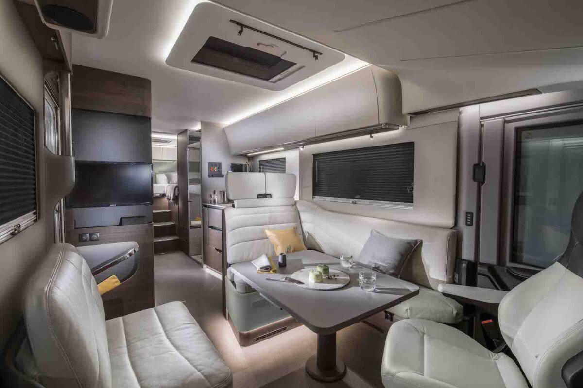 Come scegliere il camper perfetto nel 2025: spazio, versatilità e comfort di guida 14 interno camper