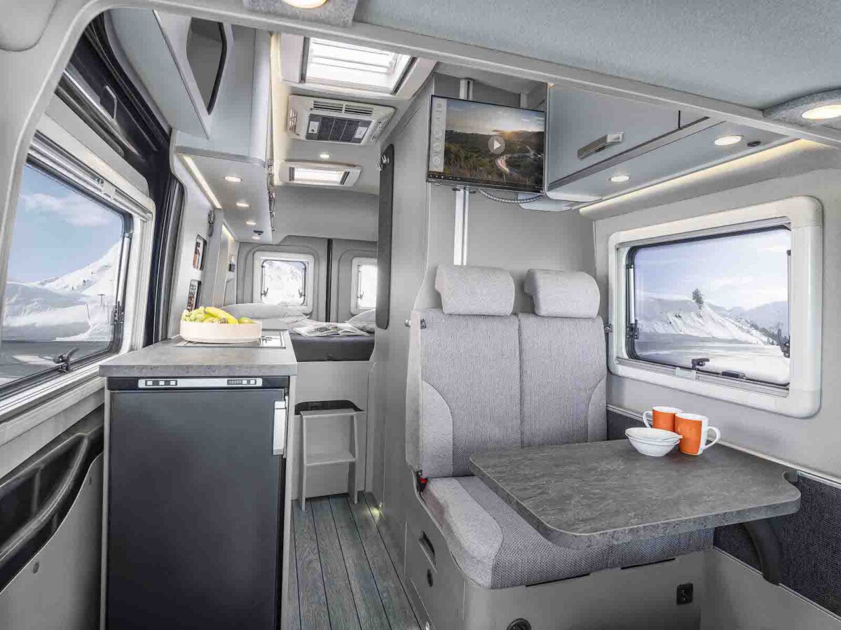 Come scegliere il camper perfetto nel 2025: spazio, versatilità e comfort di guida 10 interno camper