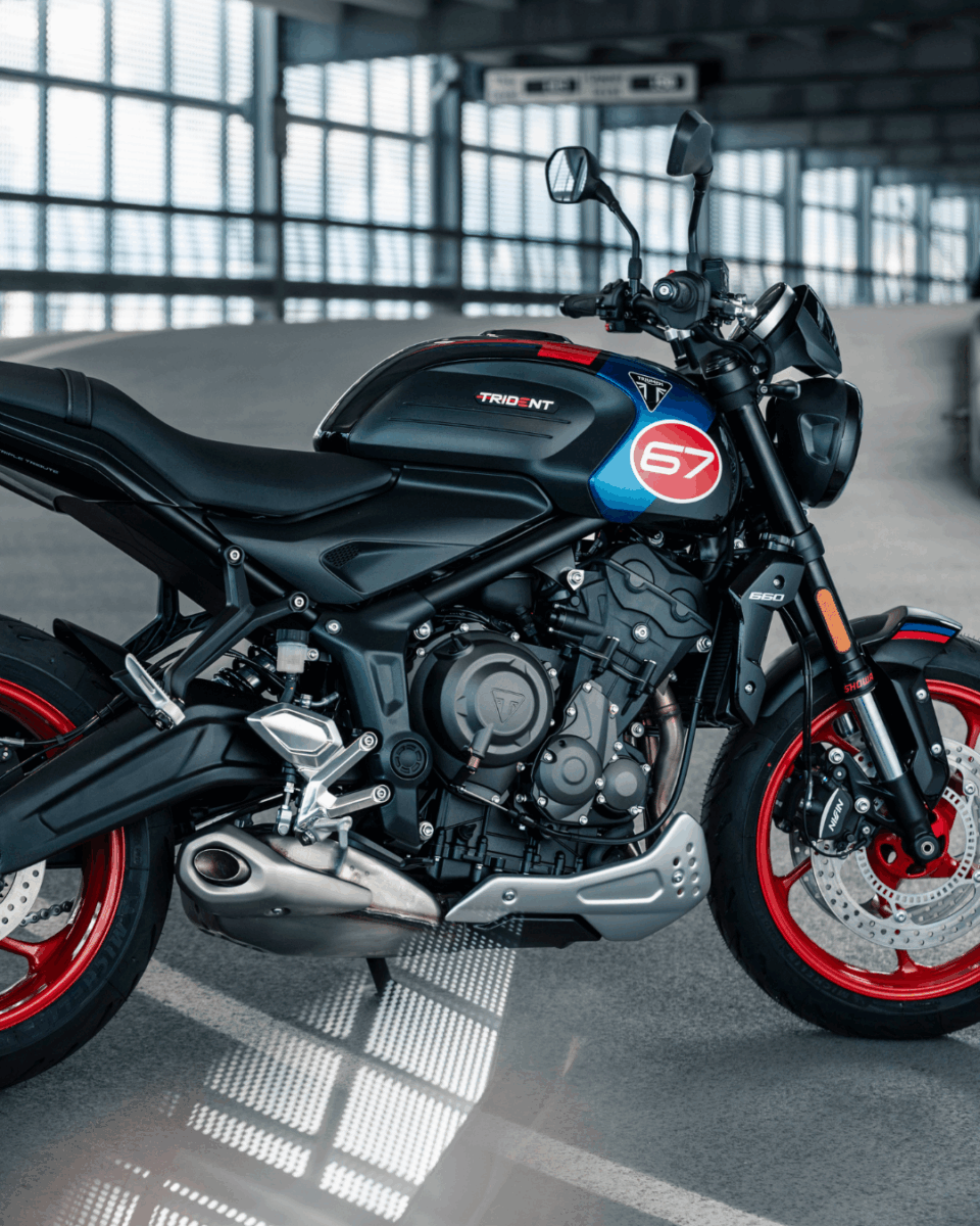 Stile racing per la moto Triumph Trident 660 Triple Tribute Edition 2025 11 Triumph Trident 660 2025
