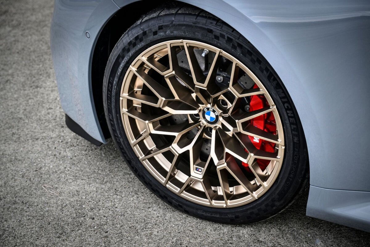 Nuova BMW M2 CS 2025: prestazioni da pista e stile racing 13 BMW M2 CS 2025