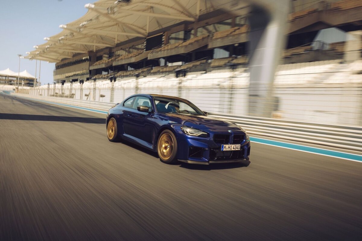Nuova BMW M2 CS 2025: prestazioni da pista e stile racing 15 BMW M2 CS 2025