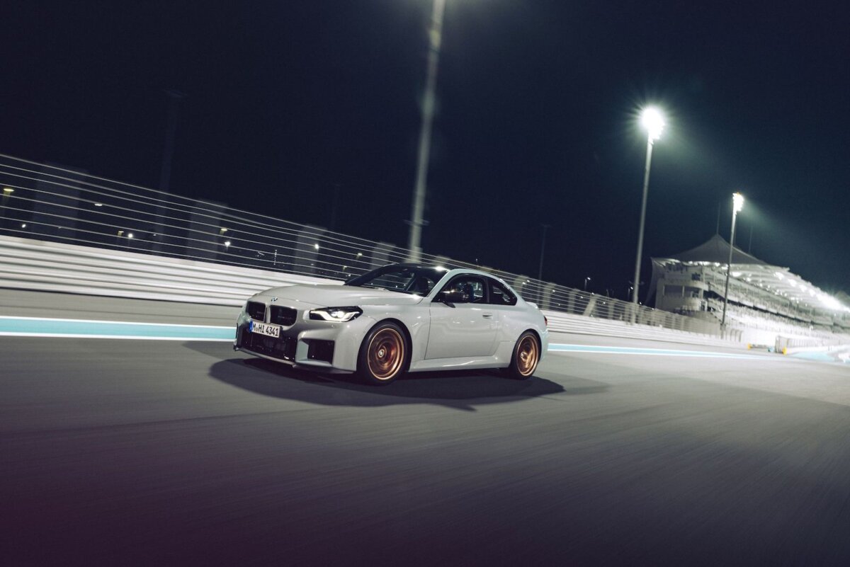 Nuova BMW M2 CS 2025: prestazioni da pista e stile racing 16 BMW M2 CS 2025