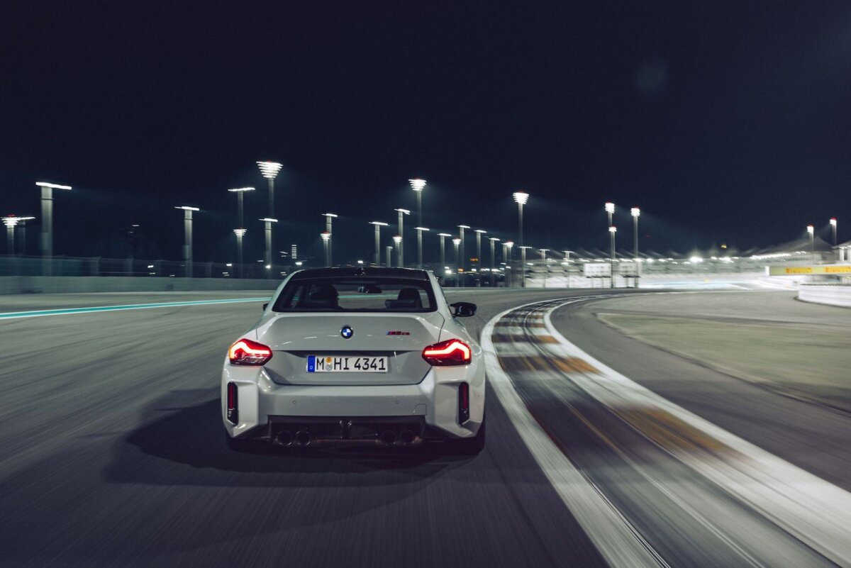 Nuova BMW M2 CS 2025: prestazioni da pista e stile racing 11 BMW M2 CS 2025