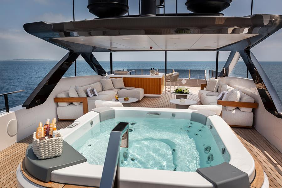 Eleganza italiana sul mare: yacht Lady Dia by Ferretti 3 Yacht Lady Dia by Ferretti Yachts