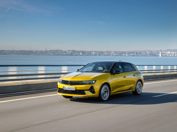Nuova Opel Astra ibrida plug-in