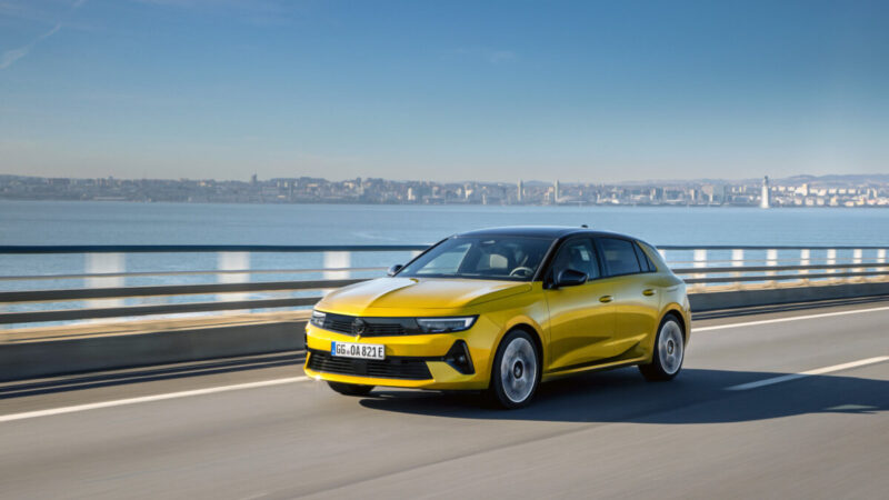 Nuova Opel Astra ibrida plug-in