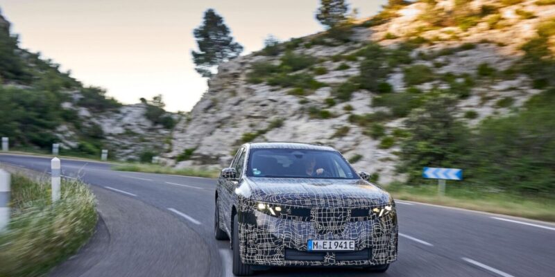 Nuova BMW iX3 in arrivo: hi tech e piacere di guida 1 BMW iX3 2025