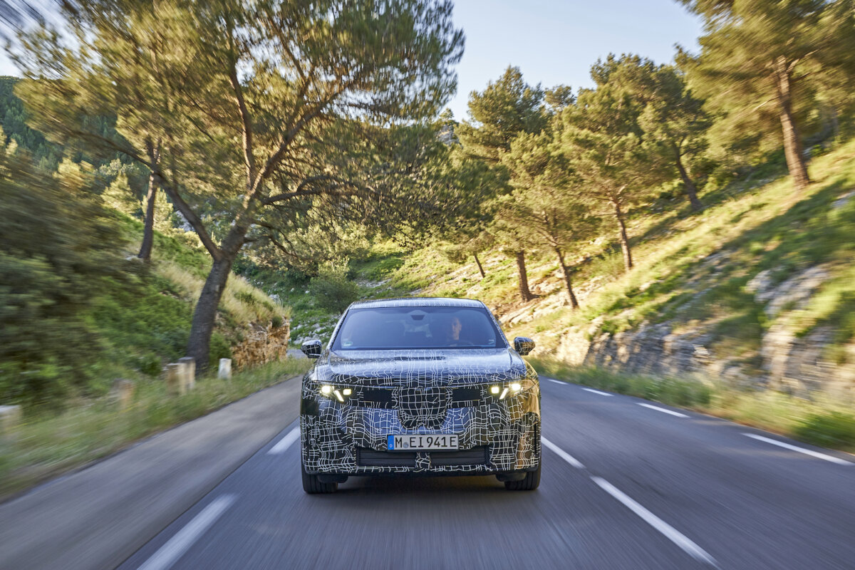 Nuova BMW iX3 in arrivo: hi tech e piacere di guida 8 BMW iX3 2025