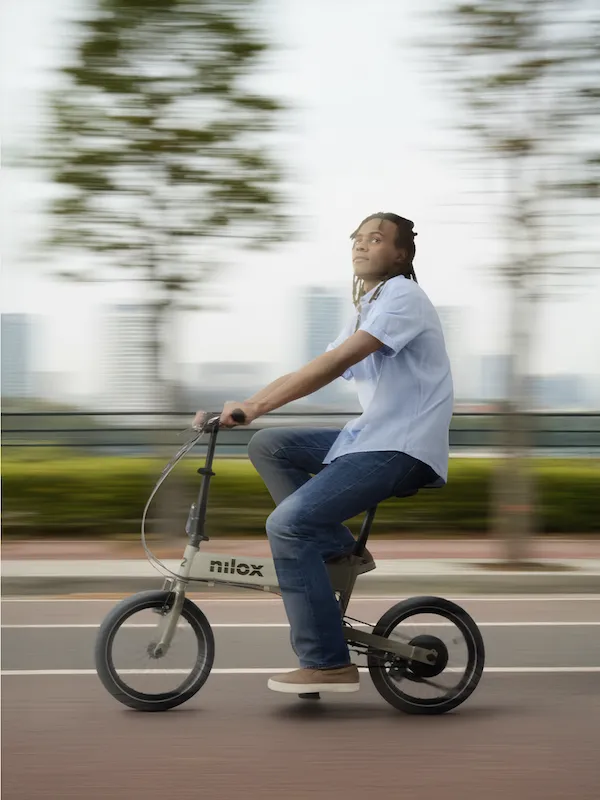Novità Nilox hi tech e AI: occhiali smart, Nilox J2 e-bike pieghevole e Onair smart band 12 Nilox J2 e-bike pieghevole